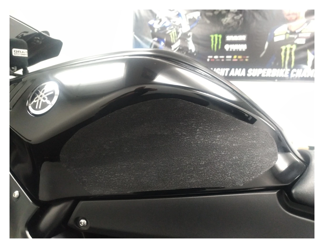 Graves Motorsports Tank Grip Yamaha R7 2022-2023 1 Graves Motorsports Tank Grip Yamaha R7 2022-2023