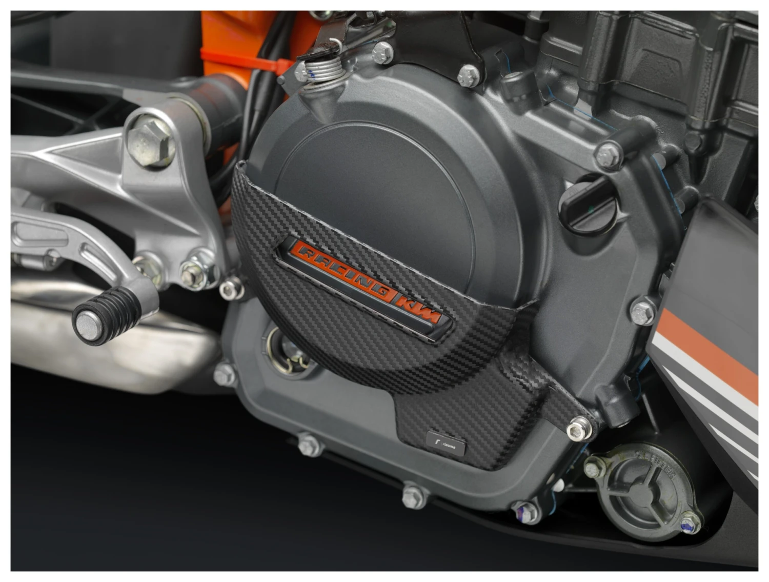 Rizoma Carbon Fiber Clutch Cover KTM 390 Duke 2015-2016 2 Rizoma Carbon Fiber Clutch Cover KTM 390 Duke 2015-2016 - Image 2